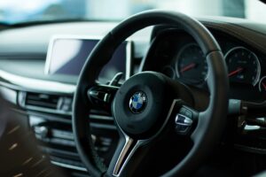 車を運転する